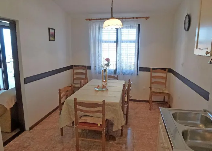 Apartment Milica Njivice