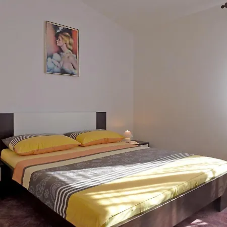 Apartment Milica Njivice