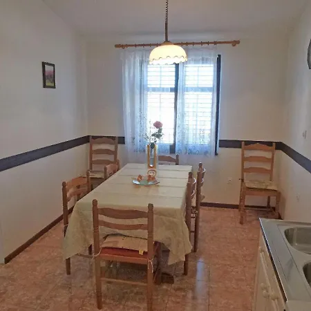 Apartment Milica Njivice